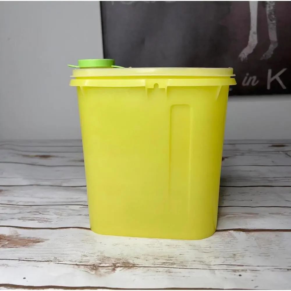 Tupperware VTG‎ 2qt Yellow Juice Pitcher with Green Lid